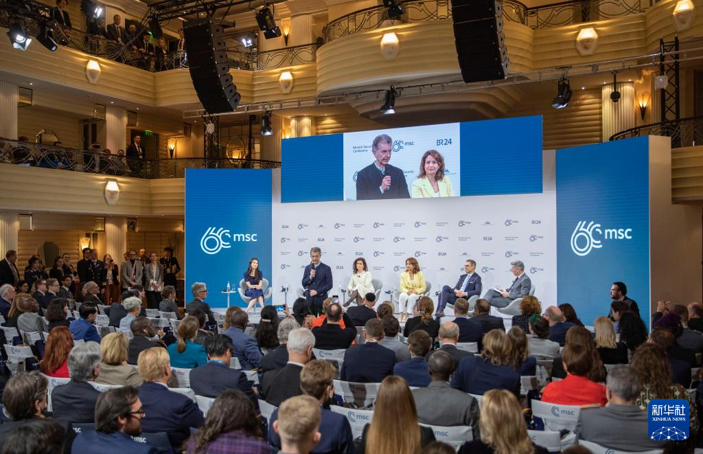 2月18日，慕安會(huì)主席克里斯托夫·霍伊斯根（中左二）在德國(guó)慕尼黑舉行的第60屆慕尼黑安全會(huì)議上發(fā)表閉幕致辭。新華社記者 張帆 攝