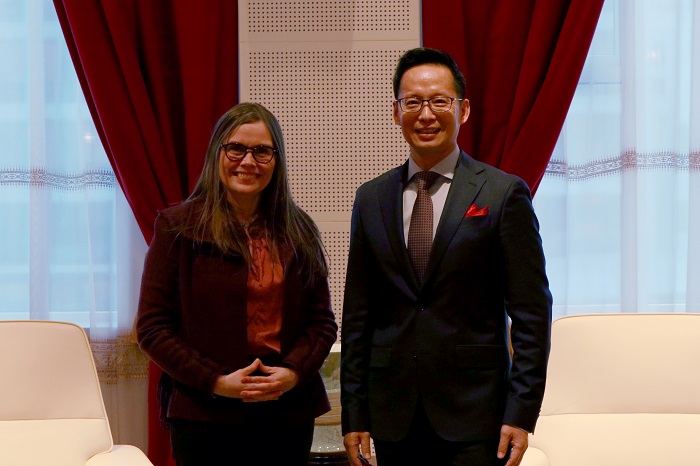 冰島總理雅各布斯多蒂爾（右一）與中國(guó)駐冰島大使何儒龍合影。中國(guó)駐冰島大使館供圖