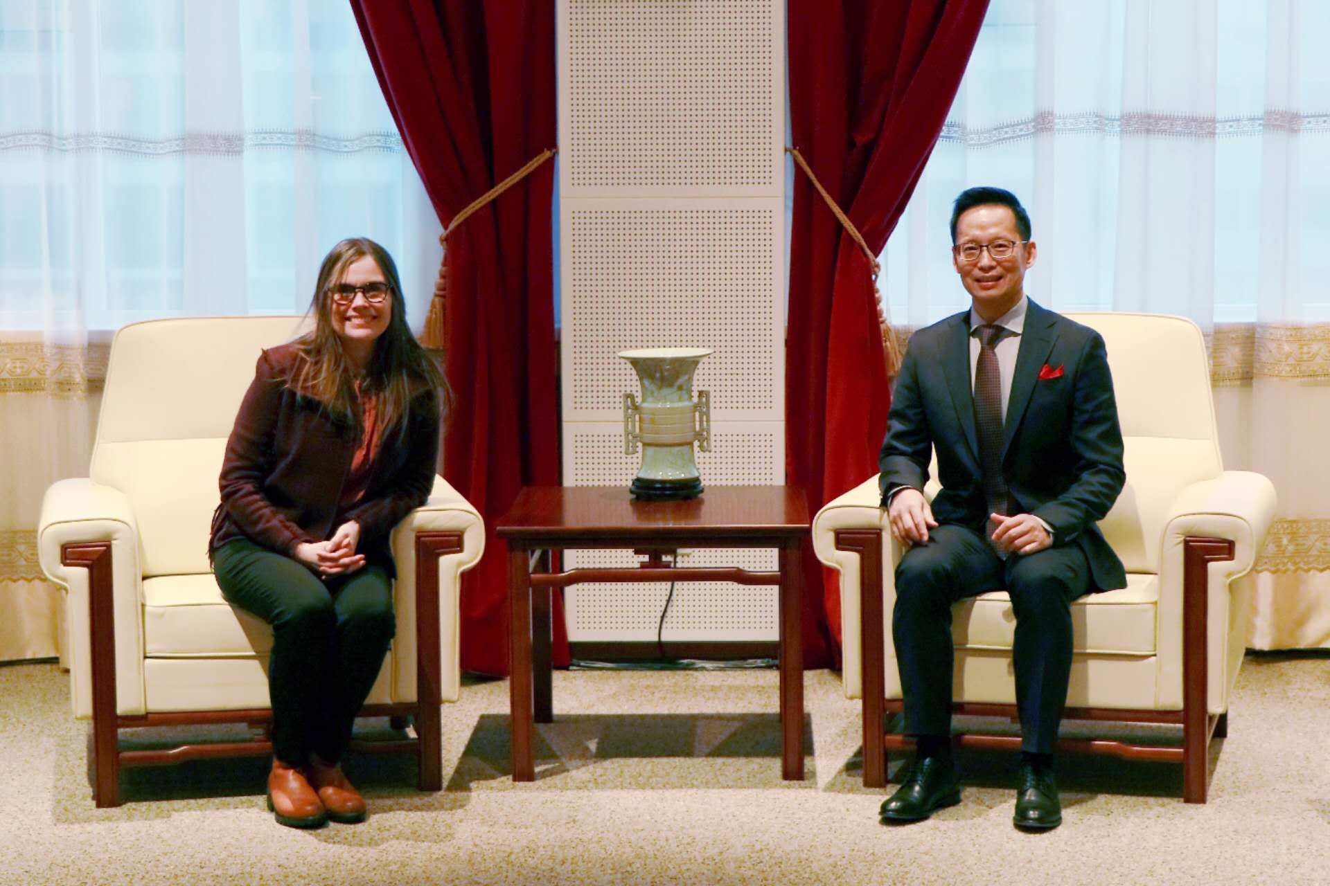 冰島總理雅各布斯多蒂爾（右一）與中國(guó)駐冰島大使何儒龍合影。中國(guó)駐冰島大使館供圖