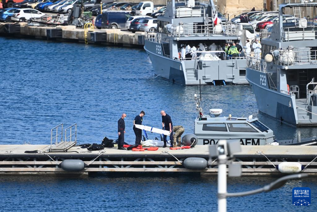 2月23日，在馬耳他皮耶塔，工作人員準(zhǔn)備搬運(yùn)一具非法移民遇難者遺體。新華社發(fā)（喬納森·博格攝）