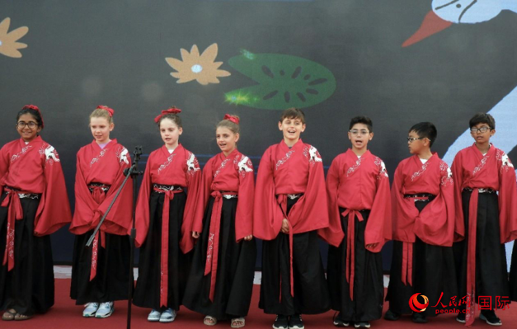 來(lái)自世界各地的小朋友一同誦讀中國(guó)古詩(shī)。人民網(wǎng) 滕婧含攝