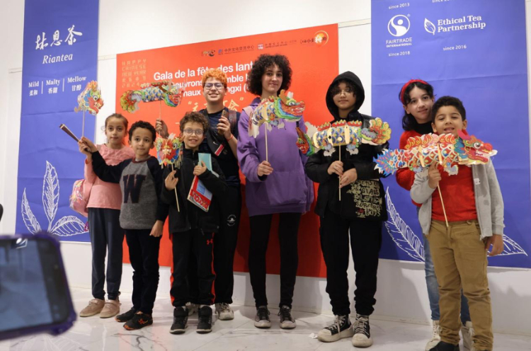 孩子們拿著元宵彩燈合影。拉巴特中國(guó)文化中心供圖