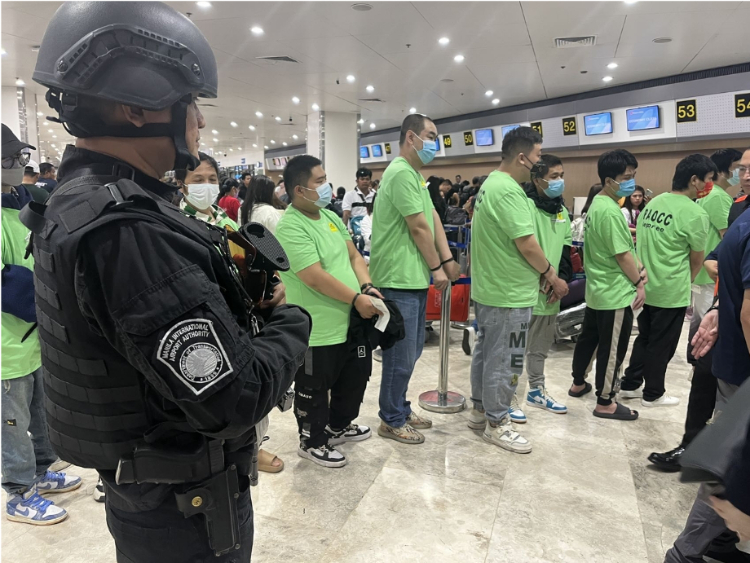 中國和菲律賓兩國執(zhí)法部門合作遣返在菲從事離岸博彩的中國公民。駐菲律賓使館供圖