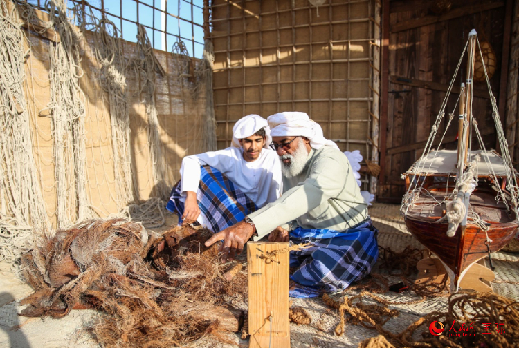 手工藝者展示如何用棕櫚葉制作繩子。人民網(wǎng) 塔里克·易卜拉欣攝