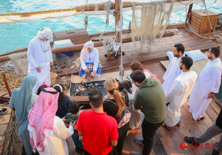 游客了解采珠工作。人民網(wǎng) 塔里克·易卜拉欣攝