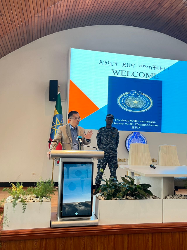 圖為駐埃塞使館首席館員申欽民公參致辭。亞的斯亞貝巴大學孔子學院供圖