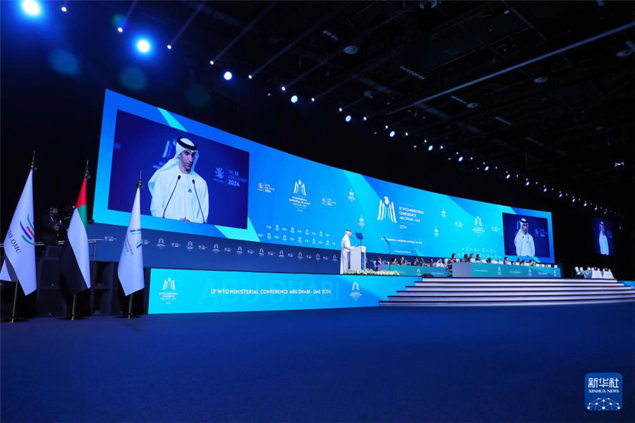 2月26日，在阿聯(lián)酋首都阿布扎比，阿聯(lián)酋外貿(mào)國務(wù)部長、世貿(mào)組織第13屆部長級會(huì)議主席薩尼·澤尤迪在世界貿(mào)易組織第13屆部長級會(huì)議開幕式上致辭。新華社發(fā)（世界貿(mào)易組織供圖）