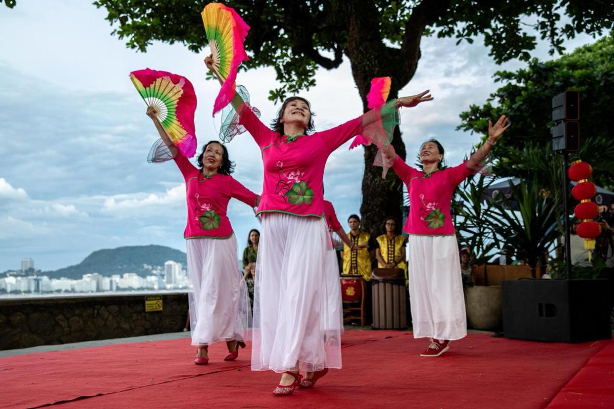 當(dāng)?shù)貢r(shí)間2月24日晚，2024年元宵節(jié)慶祝活動(dòng)在巴西里約熱內(nèi)盧市科帕卡巴納要塞舉辦。巴西山河文化促進(jìn)中心供圖