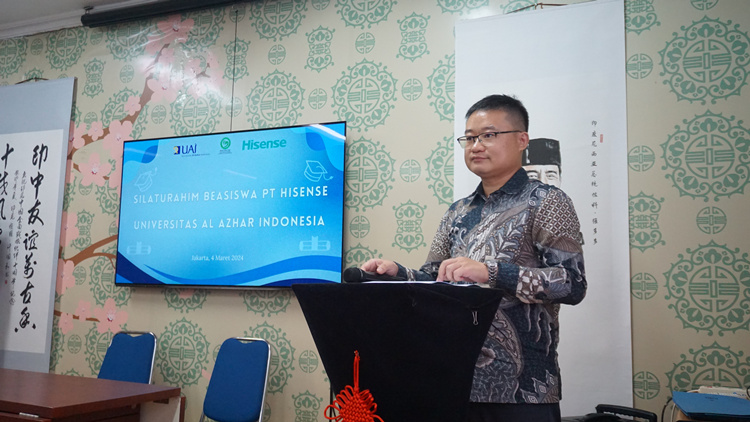 海信印尼公司總經(jīng)理李現(xiàn)委致辭。阿拉扎大學(xué)孔子學(xué)院供圖