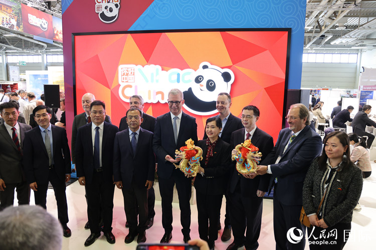 參加中國(guó)館開(kāi)幕式的嘉賓們?cè)凇澳愫?中國(guó)” 展臺(tái)前合影留念。