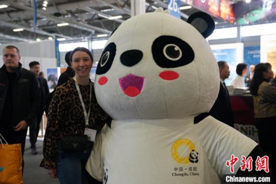 3月5日，2024年柏林國際旅游交易會(ITB)在柏林會展中心拉開帷幕。以“你好！中國”為主題的中國展區(qū)當(dāng)日亮相展會。圖為觀眾與大熊貓人偶合影。中新社記者 馬秀秀 攝
