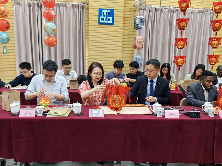 燈籠文化交流活動(dòng)現(xiàn)場(chǎng)。中建國(guó)際中西非公司供圖