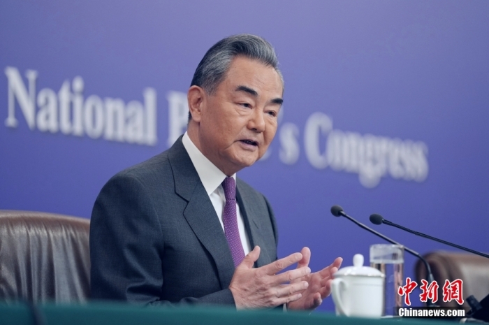 3月7日，十四屆全國(guó)人大二次會(huì)議在北京舉行記者會(huì)，中共中央政治局委員、外交部長(zhǎng)王毅就中國(guó)外交政策和對(duì)外關(guān)系相關(guān)問(wèn)題回答中外記者提問(wèn)。<a target='_blank' href='/'><p  align=