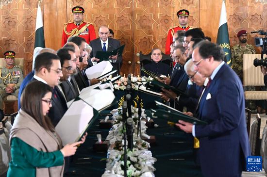   這是3月11日在巴基斯坦首都伊斯蘭堡總統(tǒng)府拍攝的內(nèi)閣宣誓就職儀式。巴基斯坦新內(nèi)閣的19名成員11日在巴總統(tǒng)扎爾達(dá)里和總理夏巴茲見(jiàn)證下，在首都伊斯蘭堡總統(tǒng)府宣誓就職。新華社發(fā)（巴基斯坦新聞與廣播部下轄媒體信息部門(mén)供圖）