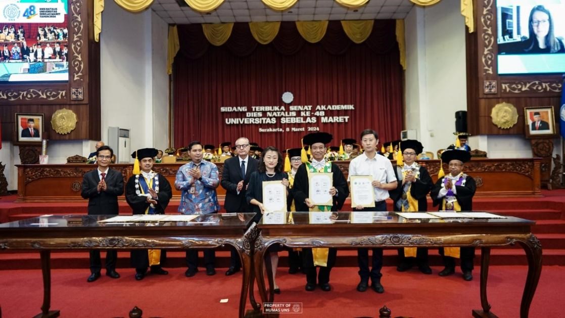 西華大學(xué)、三一一大學(xué)、印尼鋰源新材料有限公司、四川鋰源新能源有限公司四方共同簽署國(guó)際合作協(xié)議。印尼三一一大學(xué)孔子學(xué)院供圖