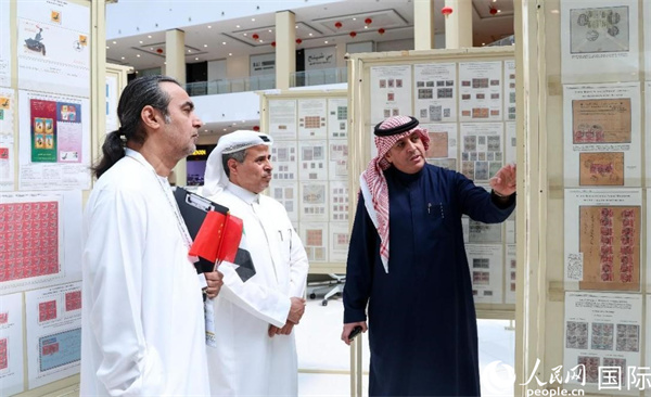 觀眾在欣賞集郵展作品。人民網記者 任皓宇攝