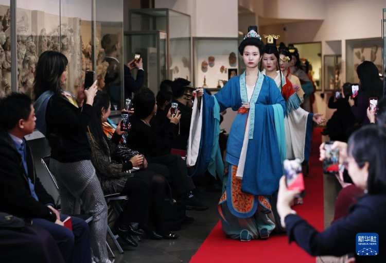 3月13日，在位于法國(guó)巴黎的吉美國(guó)立亞洲藝術(shù)博物館，模特展示敦煌復(fù)原服飾。新華社記者 高靜 攝