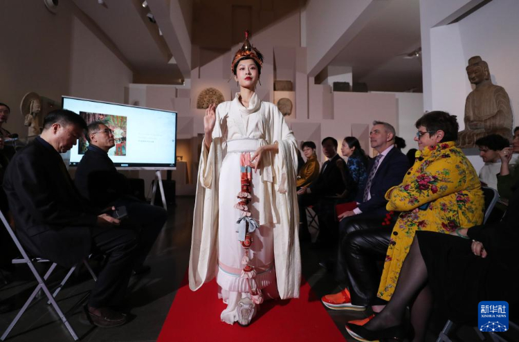 3月13日，在位于法國(guó)巴黎的吉美國(guó)立亞洲藝術(shù)博物館，模特展示敦煌復(fù)原服飾。新華社記者 高靜 攝