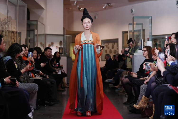 3月13日，在位于法國(guó)巴黎的吉美國(guó)立亞洲藝術(shù)博物館，模特展示敦煌復(fù)原服飾。新華社記者 高靜 攝