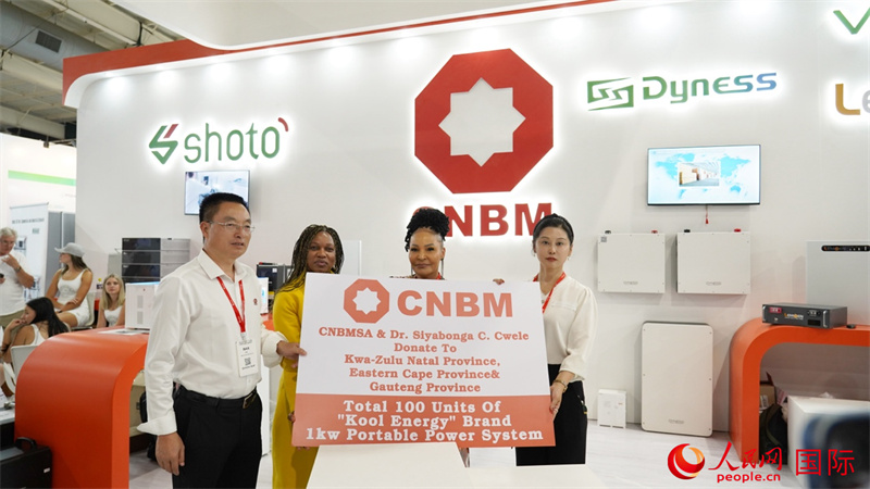 18日下午，中國建材國際南非公司向夸祖魯納塔爾省、東開普省及豪登省三省的社區(qū)捐贈(zèng)100臺(tái)KOOL ENERGY移動(dòng)電源設(shè)備(UPS)。人民網(wǎng) 劉暢攝