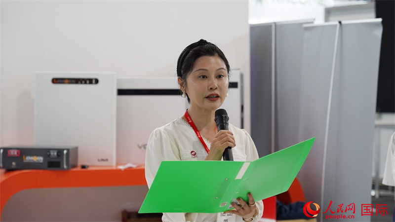 中建材海外經(jīng)濟(jì)合作有限公司總經(jīng)理姜婓致辭。人民網(wǎng) 劉暢攝