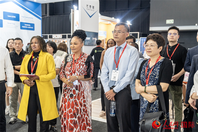 現(xiàn)場嘉賓參與捐贈(zèng)儀式。人民日?qǐng)?bào)非洲中心分社 希拉茲·莫林?jǐn)z