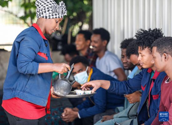 2024年2月16日，在埃塞俄比亞杜凱姆市的東方工業(yè)園，工人在工作間隙休息。 新華社記者 李亞輝 攝