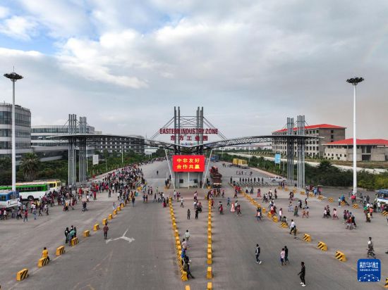 這是2023年11月3日在埃塞俄比亞杜凱姆市拍攝的東方工業(yè)園大門（無人機照片）。 新華社發(fā)（東方工業(yè)園供圖）