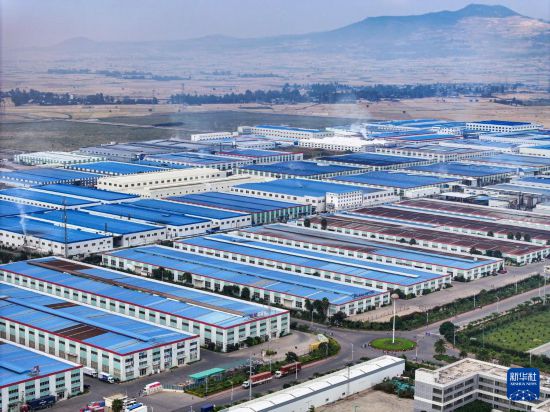 這是2023年11月3日在埃塞俄比亞杜凱姆市拍攝的東方工業(yè)園（無人機照片）。 新華社發(fā)（東方工業(yè)園供圖）