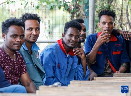 2024年2月16日，在埃塞俄比亞杜凱姆市的東方工業(yè)園，工人在工作間隙休息。 新華社記者 李亞輝 攝