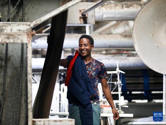 2024年2月16日，在埃塞俄比亞杜凱姆市的東方工業(yè)園，工人在東方紡織印染有限公司的車間內(nèi)工作。 新華社記者 李亞輝 攝