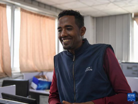 2024年2月16日，在埃塞俄比亞杜凱姆市的東方工業(yè)園，東方紡織印染有限公司經(jīng)理格圖·克貝貝接受新華社記者采訪。 新華社記者 李亞輝 攝