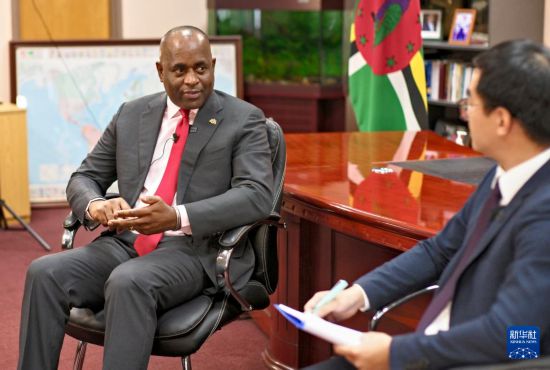 3月4日，多米尼克總理斯凱里特在首都羅索接受新華社記者專訪。新華社記者 趙凱 攝