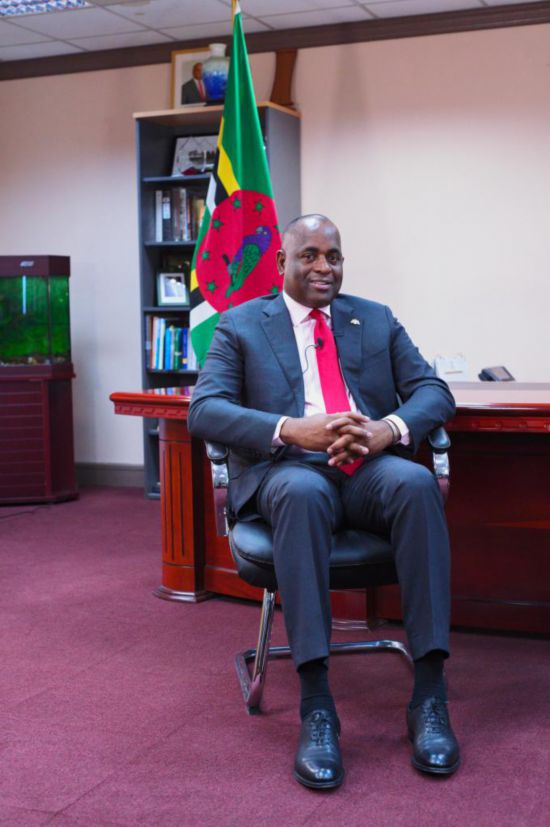 3月4日，多米尼克總理斯凱里特在首都羅索的總理辦公室接受新華社記者獨家專訪。新華社記者 趙凱 攝