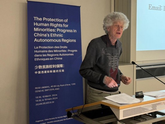 3月18日，由中國(guó)人權(quán)研究會(huì)主辦的“少數(shù)民族權(quán)利保障：中國(guó)西藏和新疆實(shí)踐”主題講座在瑞士日內(nèi)瓦舉行。圖為比利時(shí)知名藏學(xué)家安德烈·拉克魯瓦在講座上發(fā)言。新華社記者石松攝