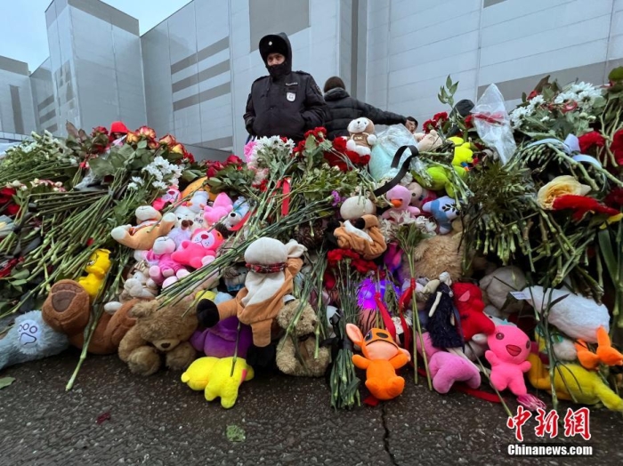 當(dāng)?shù)貢r(shí)間3月24日，俄羅斯全國(guó)哀悼日，悼念22日發(fā)生在莫斯科州克拉斯諾戈?duì)査箍耸小翱肆_庫(kù)斯城”音樂廳恐怖襲擊事件中的遇難者。此次恐襲已導(dǎo)致137人遇難，150多人受傷。圖為民眾在恐襲事件現(xiàn)場(chǎng)附近敬獻(xiàn)的鮮花和毛絨玩具。<a target='_blank' href='/'><p  align=