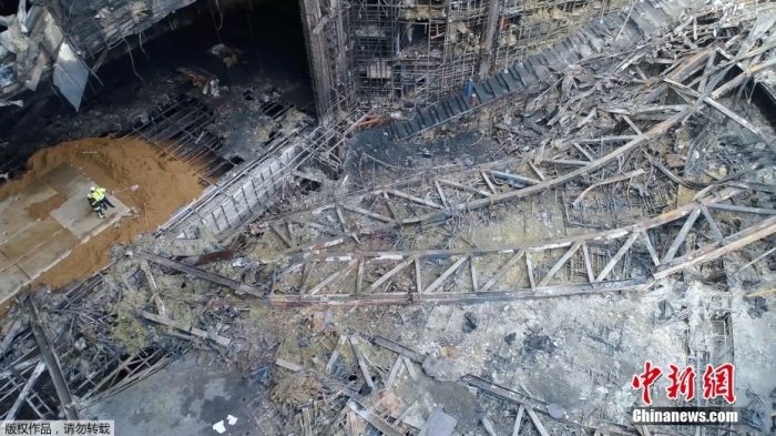 當?shù)貢r間2024年3月26日下午，據(jù)俄羅斯緊急情況部公布的消息，莫斯科州“克羅庫斯城”音樂廳恐怖襲擊事件的搜救工作已經(jīng)全部結束。據(jù)介紹，工作人員已完成現(xiàn)場滅火救援以及廢墟清理的工作。圖為發(fā)生恐怖襲擊事件后音樂廳內部滿目瘡痍。（視頻截圖）