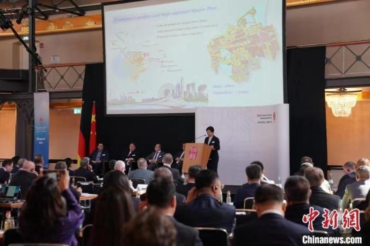 當(dāng)?shù)貢r間4月5日，由中國商務(wù)部主辦的“投資中國”德國專場推介活動在斯圖加特市舉行。中新社記者 馬秀秀 攝