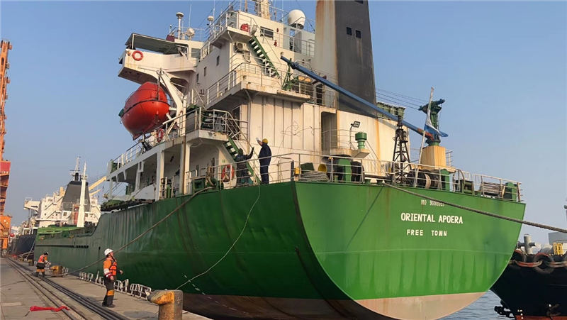 中蘇海運(yùn)直航貨輪靠泊蘇里南碼頭。中國駐蘇里南大使館供圖