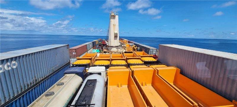 中蘇海運(yùn)直航貨輪在海上行駛。中國駐蘇里南大使館供圖