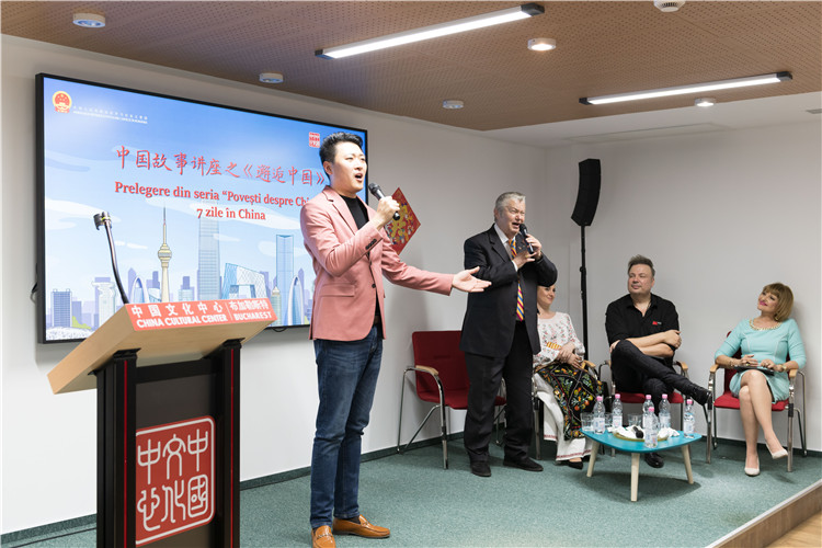 中國(guó)青年男高音歌唱家方瀧與奧爾基·圖爾達(dá)合唱羅語(yǔ)歌曲。布加勒斯特中國(guó)文化中心供圖。