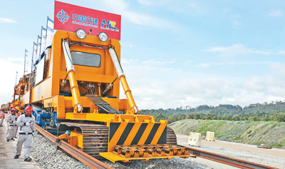 中企承建的馬東鐵項(xiàng)目創(chuàng)造就業(yè)機(jī)會(huì)超過(guò)1.8萬(wàn)個(gè)，合作的當(dāng)?shù)仄髽I(yè)超過(guò)1900家——為促進(jìn)馬來(lái)西亞?wèn)|西海岸互聯(lián)互通貢獻(xiàn)力量（共建“一帶一路”第一現(xiàn)場(chǎng)）