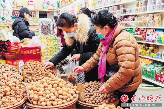 　　在長(zhǎng)沙南門口菜市場(chǎng)附近的一家炒貨店內(nèi)，市民正在選購(gòu)年貨。　　長(zhǎng)沙晚報(bào)全媒體記者 范宏歡 攝