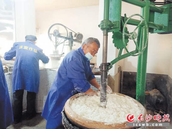 　　作坊里工人正在進行粉絲生產(chǎn)。受訪者供圖