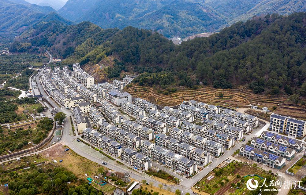 近日，航拍寧波市海曙區(qū)龍觀鄉(xiāng)李岙村屋頂光伏項(xiàng)目。人民網(wǎng) 章勇濤攝