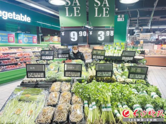 　　家樂(lè)福芙蓉廣場(chǎng)店，市民在選購(gòu)春菜。