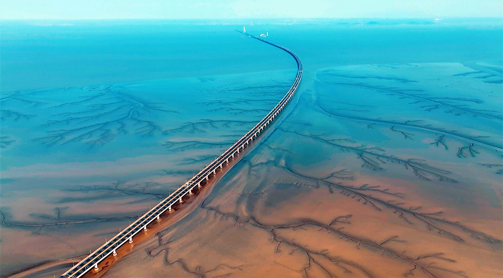 錯落有致的溝壑與灘涂地貌有機融合，勾勒出形態(tài)各異的“灘涂丹青”。虞昌勝攝