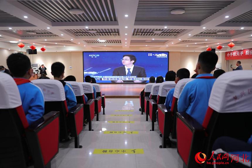 邯鄲市復(fù)興區(qū)實驗小學(xué)學(xué)生集中收聽收看“天宮課堂”第二課。 王伸攝