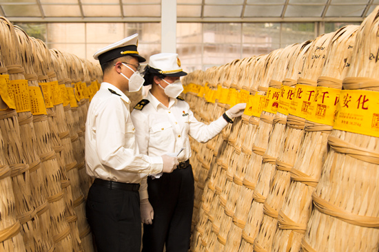 海關(guān)工作人員在查看相關(guān)貨物。受訪單位供圖