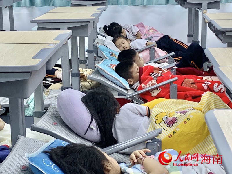 ?？诘诙W學生在新式課桌椅上午休。人民網 李浩蓉攝